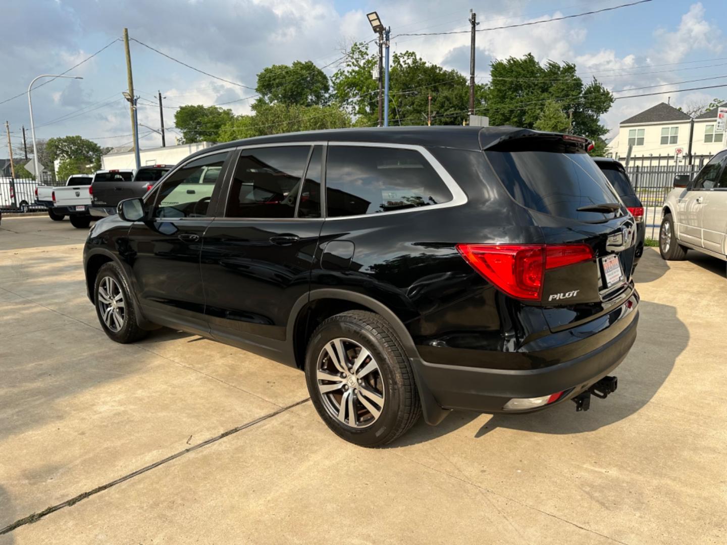 2016 Black /Silver Honda Pilot EX-L (5FNYF5H57GB) with an 3.5L engine, Automatic transmission, located at 1501 West 15th St., Houston, 77008, (713) 869-2925, 29.797941, -95.411789 - Photo#3